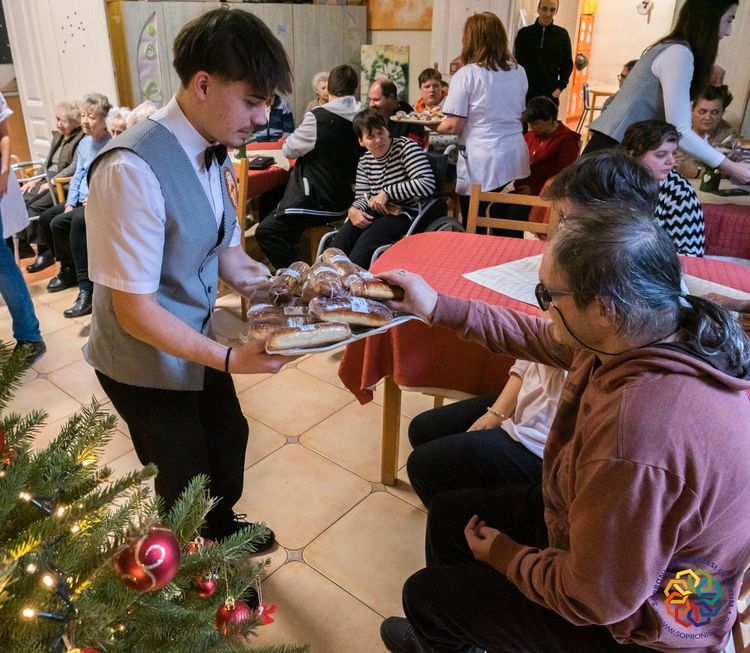 SOSZI karácsonyi bejgli adományozás